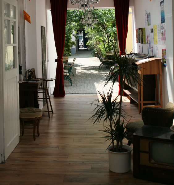 Der Blick vom Wohnzimmer in den Innenhof.