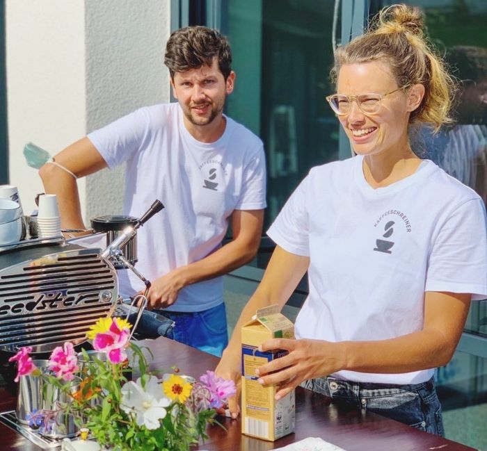 Die Kaffeeschreiner bieten eine mobile Kaffeebar an und ergänzen jede Veranstaltung mit leckeren Spezialitätengetränken aus der Siebträgermaschine.