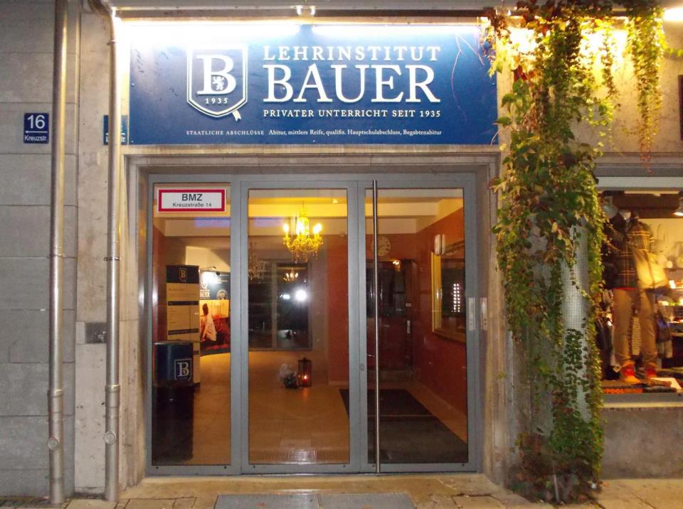 Haupteingang des Lehrinstitut Bauer