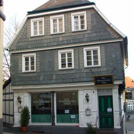 Das Pfannekuchen Haus (die wei&szlig;en Zettel hingen nur wegen Karneval am Schaufenster / T&uuml;r)