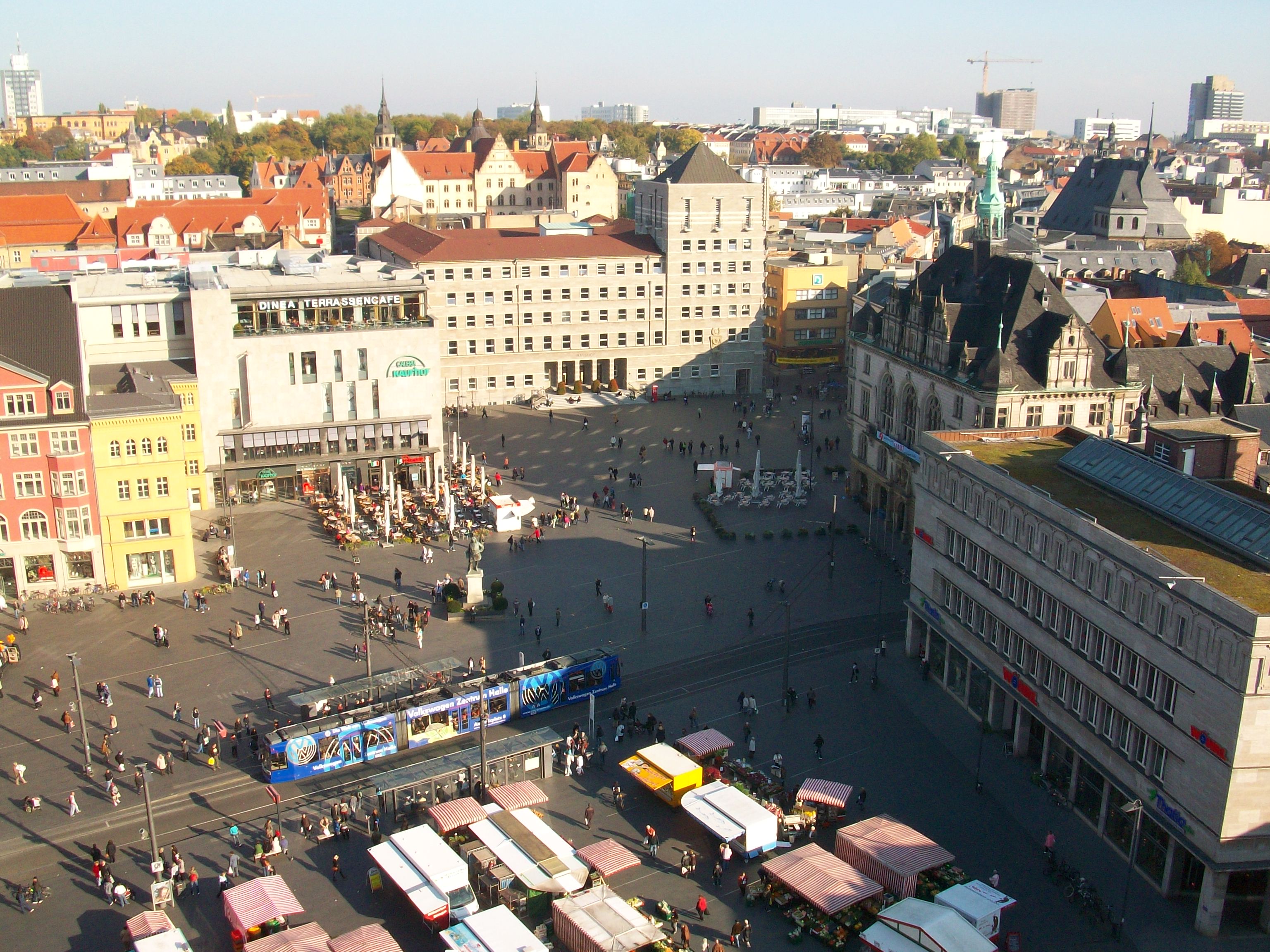 Blick auf den Markt und das Händel-Denkmal