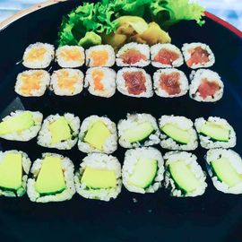 T11. Toyota - 1 Tekka Maki (6 Thunfisch-Röllchen) 1 Sake-Maki (6 Lachs-Röllchen) 1 Kappa-Maki (6 Gurken-Röllchen) 1x Avocado-Maki (6 Avocado-Röllchen)