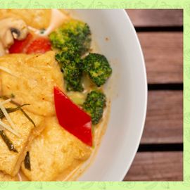 Roter Thai Kokos Curry Bowl mit Tofu   vegan

https://healthy-bowl.com/shop/roter-thai-kokos-curry-bowl-mit-tofu/