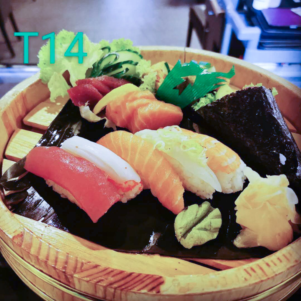 T14. Isuzu - Tokyo Sushi Aschaffenburg
5 Nigiri (Lachs, Thunfisch, gekochte Garnele, Makrele, Tintenfisch, Sashimi Thunfisch, Lachs, Eier-Omelette, Wolfsbarsch, Süßwasser-Garnele) 1x Temaki (Thunfisch)