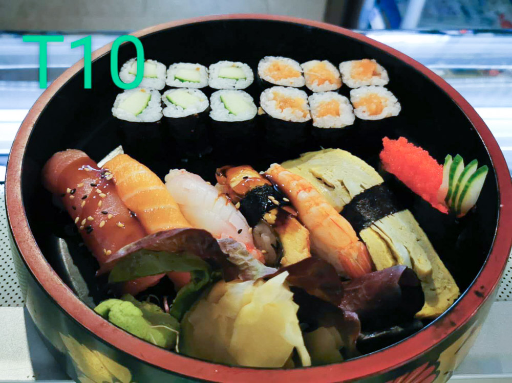 T10. Suzuki - Tokyo Sushi Aschaffenburg
6x Nigiri (Lachs, Thunfisch, gekochte Garnele, gegrillter Aal, Eier-Omelette, Wolfsbarsch) 1x Sake-Maki, 1x Kappa-Maki (6 Gurken-Röllchen) 1 Gurken (Lachskaviar)