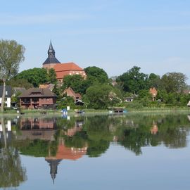 Blick vom See auf Sternberg