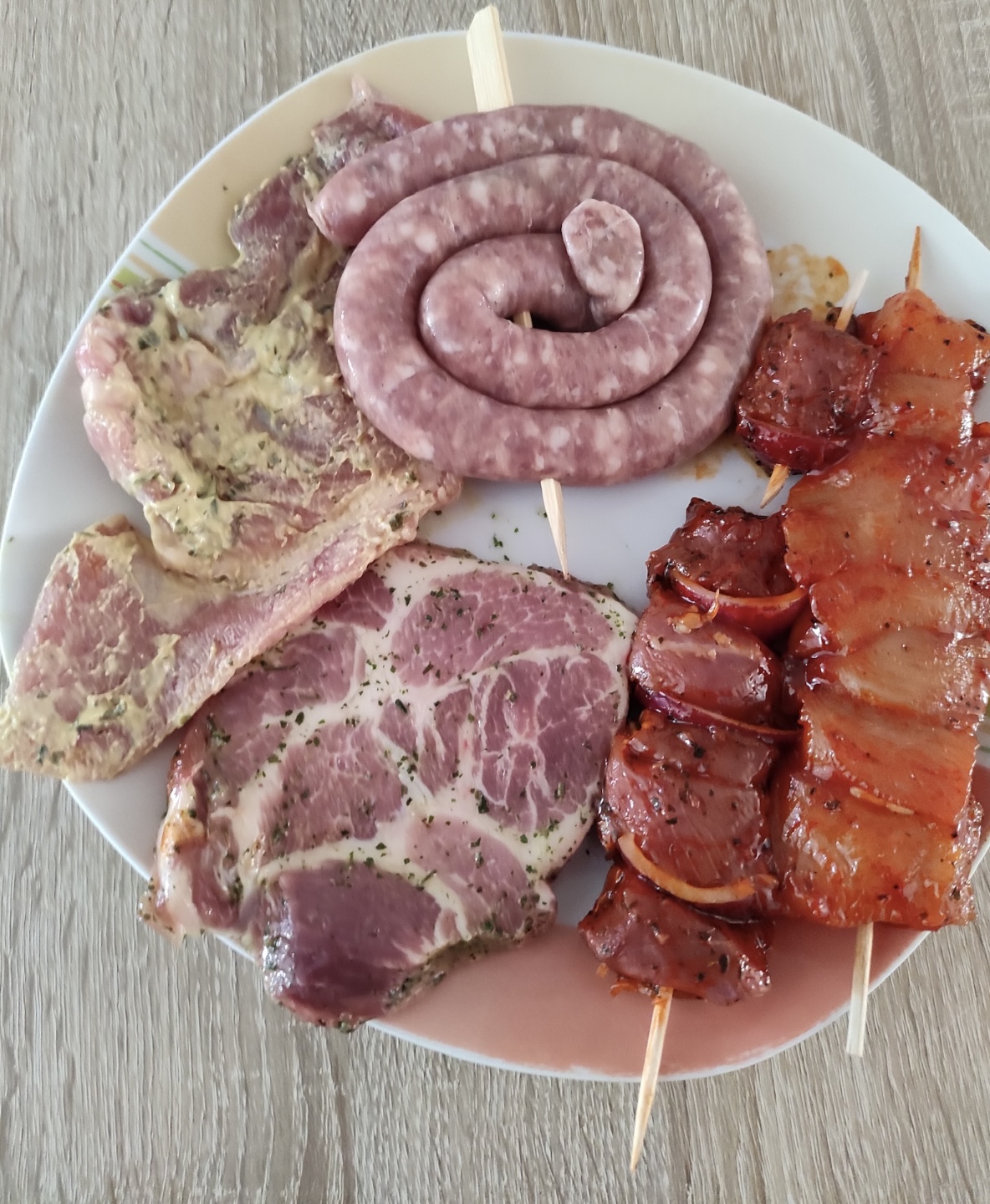 Fleischspieße, Kammscheiben eingelegt und Bratwurstschnecke - von der Netto Fleisch Theke - 
6,92 €