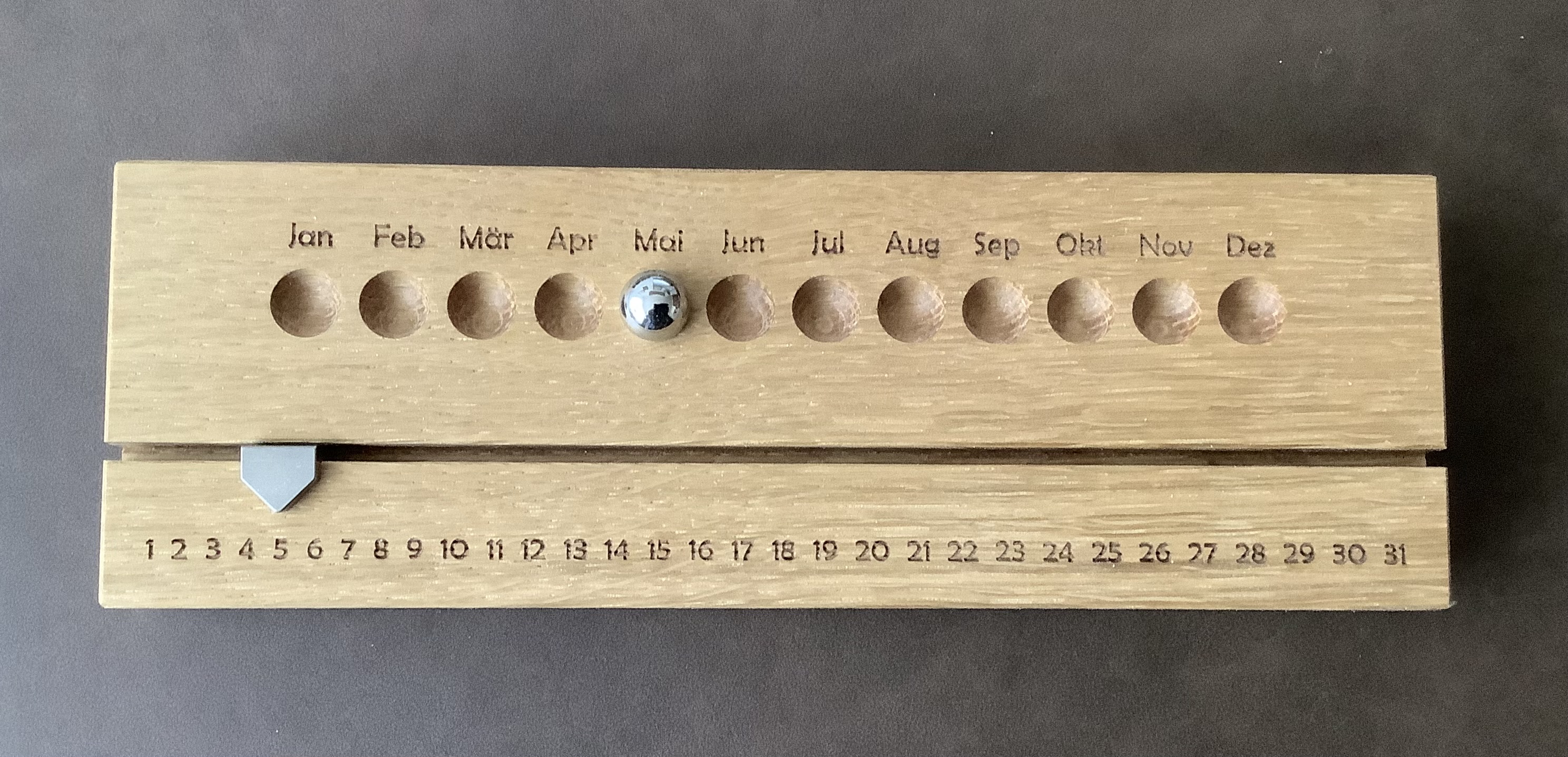 Immerwährender Kalender aus Holz und Metall gefertigt