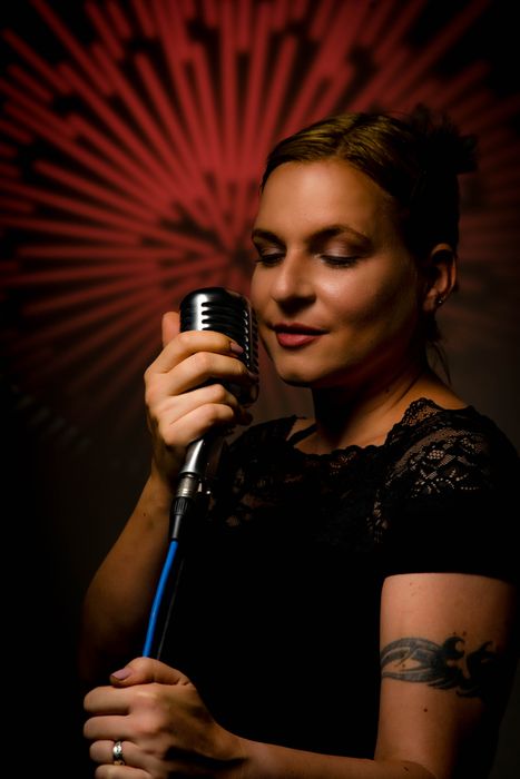 Sängerin Nicole Forster aus Nürnberg beim Singen