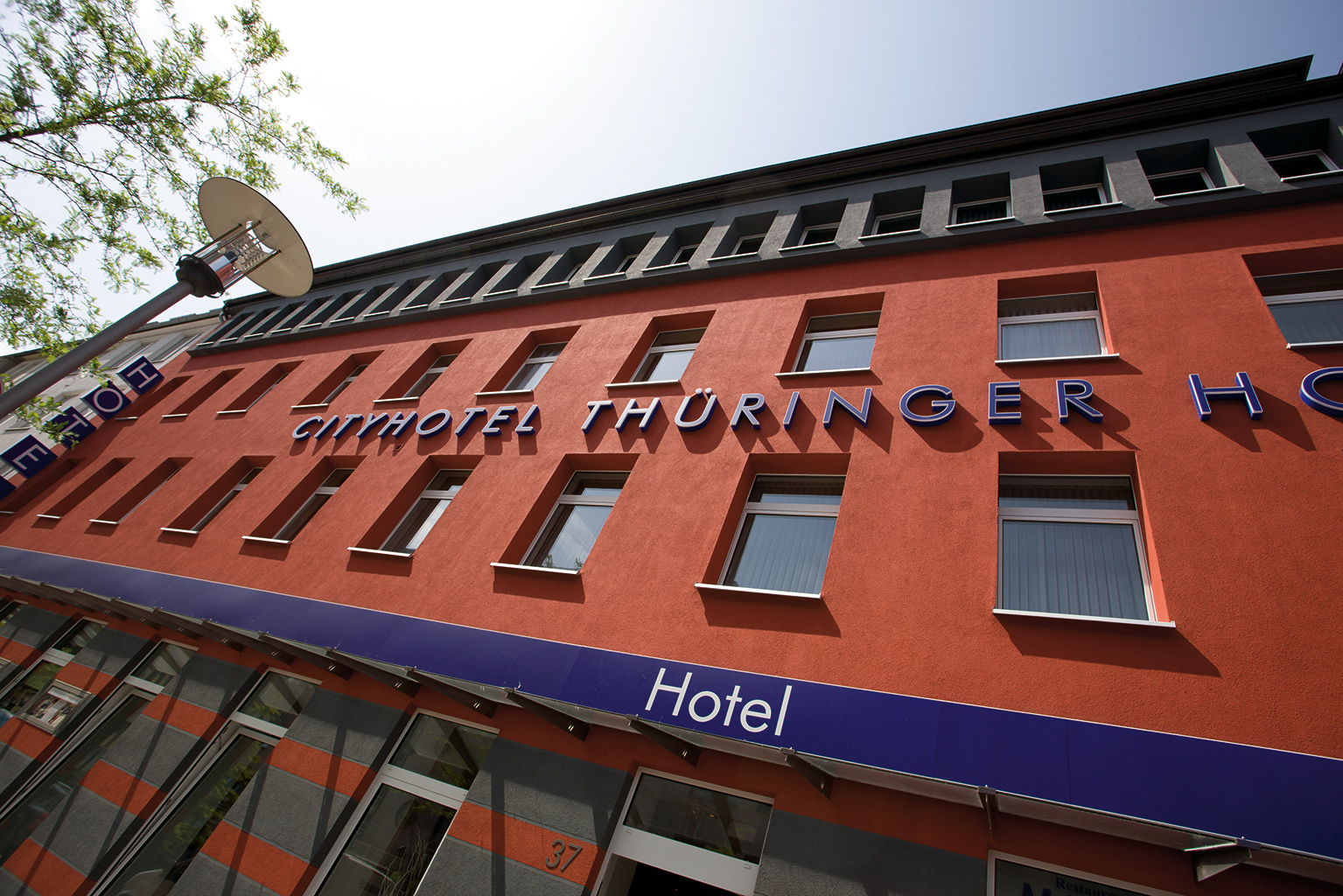 Außenansicht des Cityhotel Thüringer Hof Hannover Osterstraße 37 30159 Hannover Tel.: 051136060 Fax: 05113606277 E-Mail: reservierung@thüringerhof.de Web: http://www.thueringerhof.de