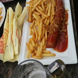 Currywurst mit Pommes