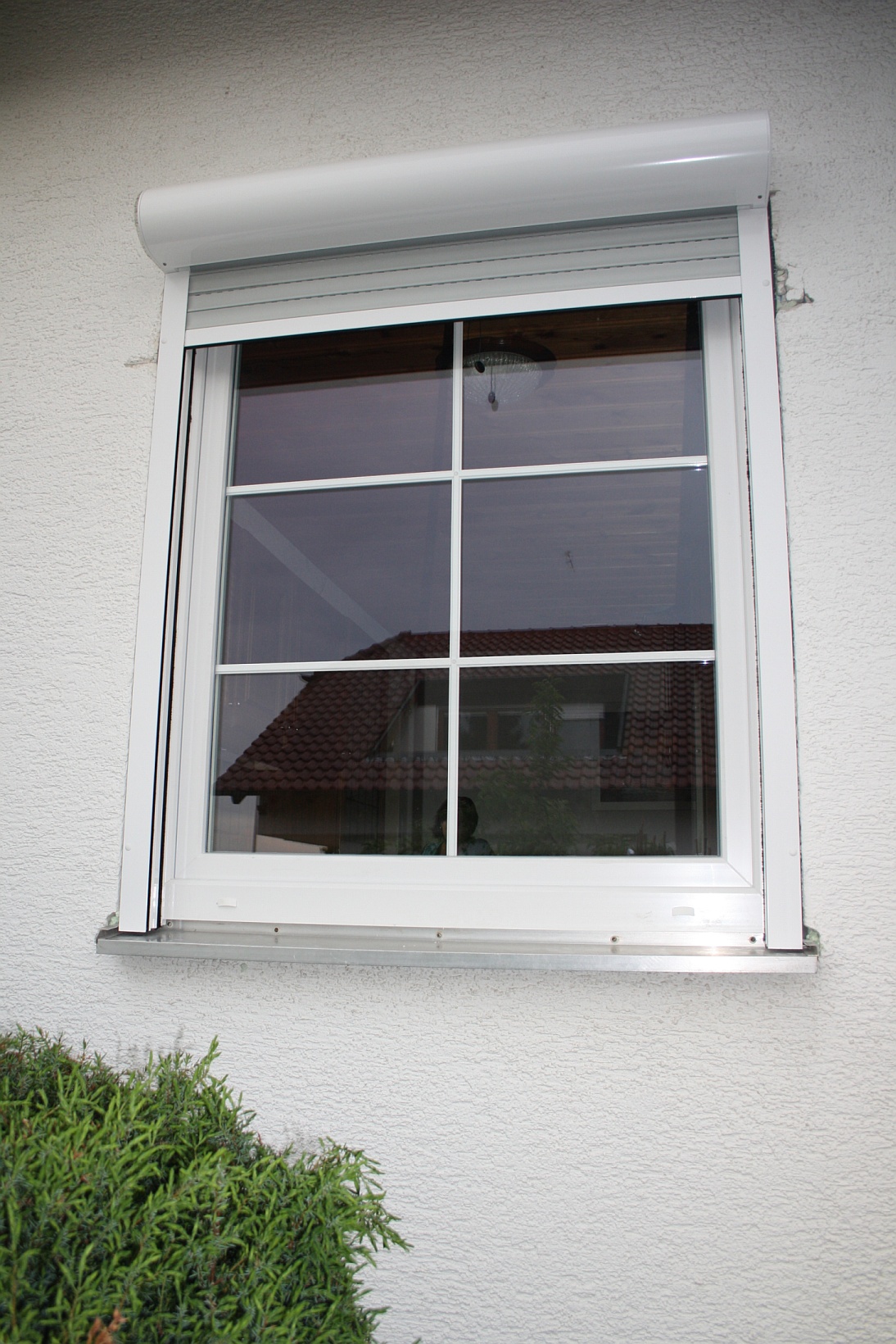Kunststofffenster mit Sprossen, integriertem Insektenschutz und angebautem Rollladen