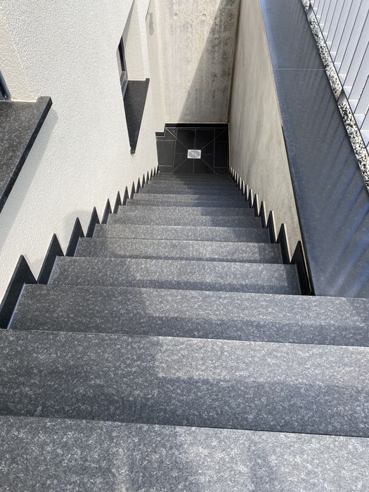 Außentreppe anthrazit Granit Treppe Igel Trier