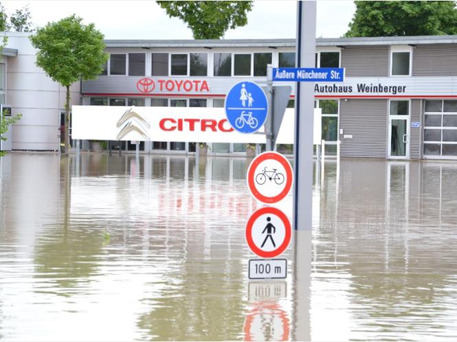 Autohaus Weinberger unter Hochwasser 2013