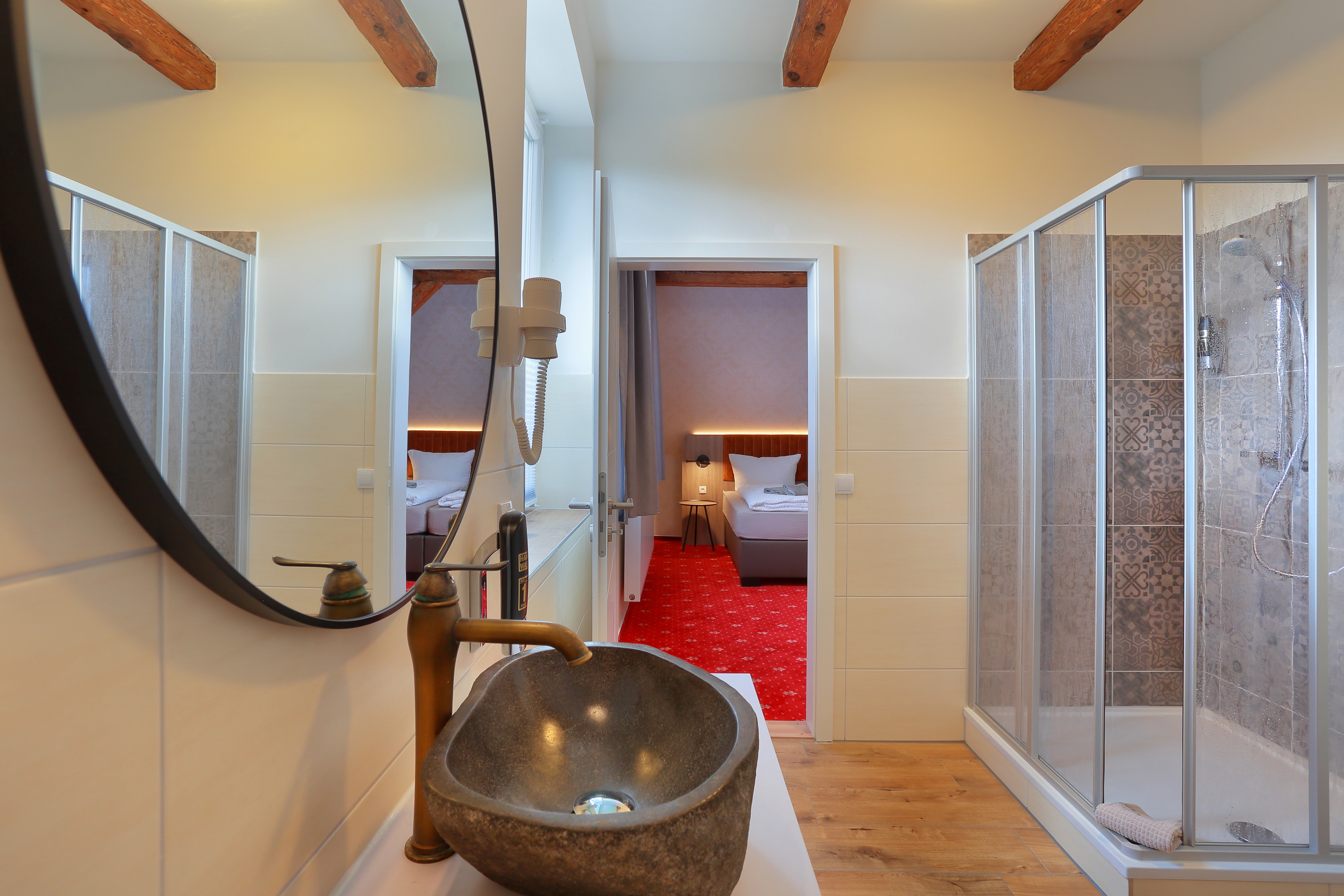 Bad in der Junior Suite vom Landhotel &amp; Brauhaus Prignitzer Hof in Pritzwalk.