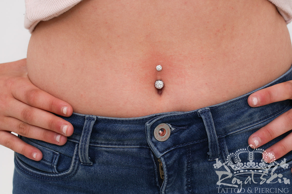 Bauchnabel Piercings werden grundsätzlich mit einem Titanstecker gepierct. für weitere Infos Rund um das Thema Verheilung, finden Sie auf unserer Webseite: 
www.royalskin-tattoo-piercing.de