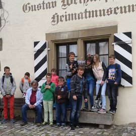 Besuch des Gustav Weißkopf Museums m.d. Schulbesteb bei Kinder laufen f. Kinder