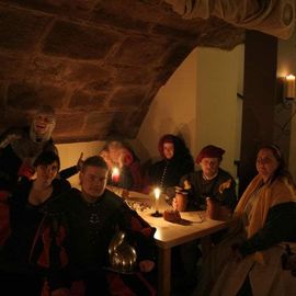 Treffen von Gewandeten in der Taverne