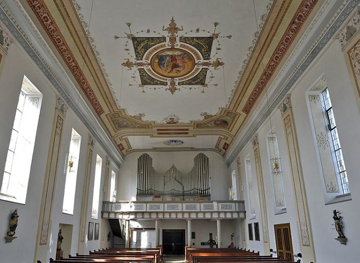 Innenansicht Pfarrkirche St. Briccius mit sehenswerten Ausmalungen