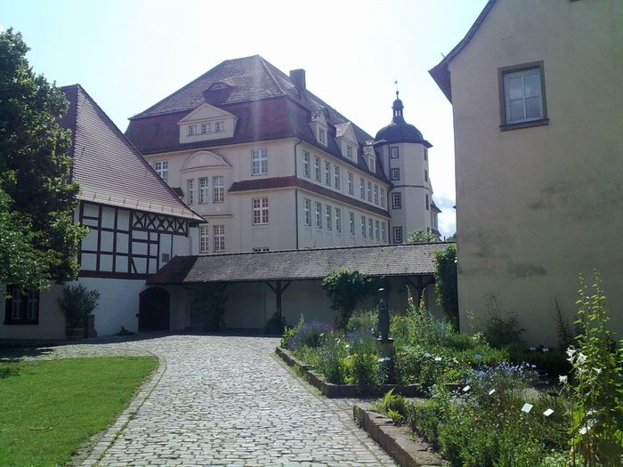 Schloßareal mit Kräutergarten im Hintergrund d. Alte Schloss
