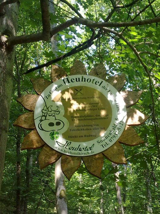 Schönes Hinweisschild zum Heuhotel Hirsch in Dörzbach