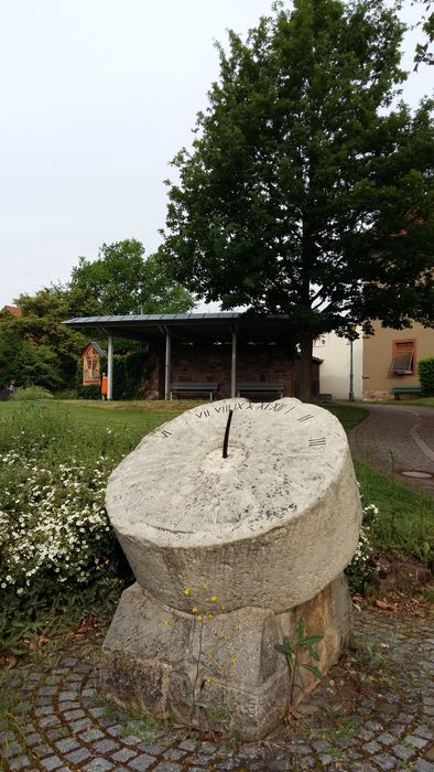 Mühlstein als Sonnenuhr am Stadtmuseum