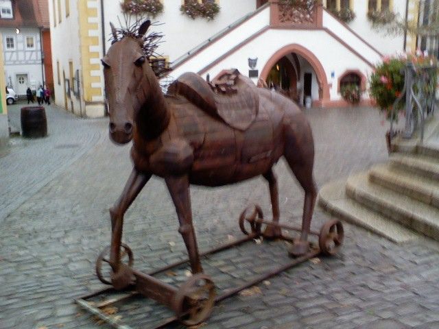 Eisenpferd in Volkach am Marktplatz anl. d. 1.200 Jahrfeier
