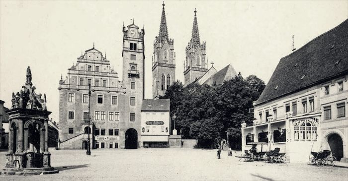 Historische Ansicht vom Marktplatz und dem Gasthof rechts.