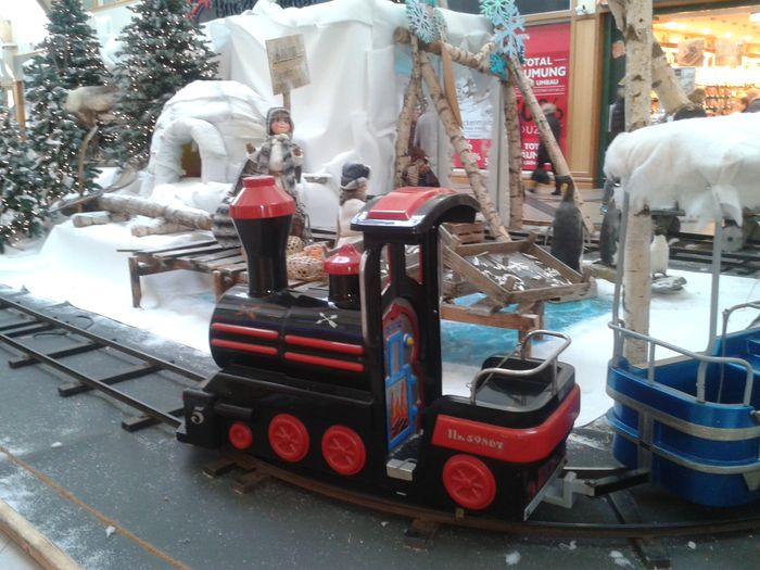 Schön gestaltete kostenlose Kindereisenbahn zur Weihnachtszeit im Brücken Center