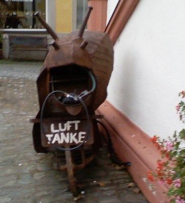 Weinbergschnecke als Lufttanke in Volkach am Rathaus