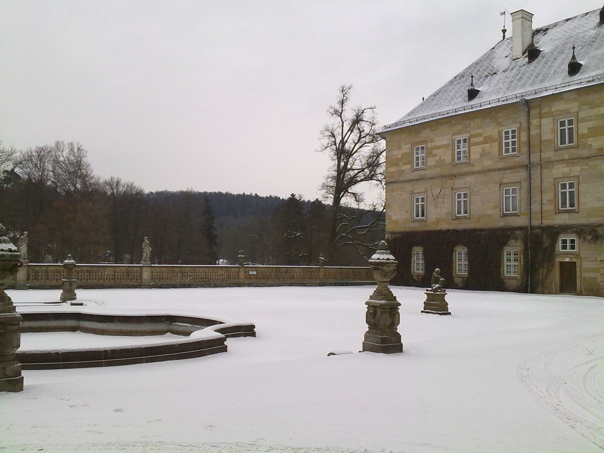 Schloss Tambach - Schlossgarten m. Blick zum Wildpark