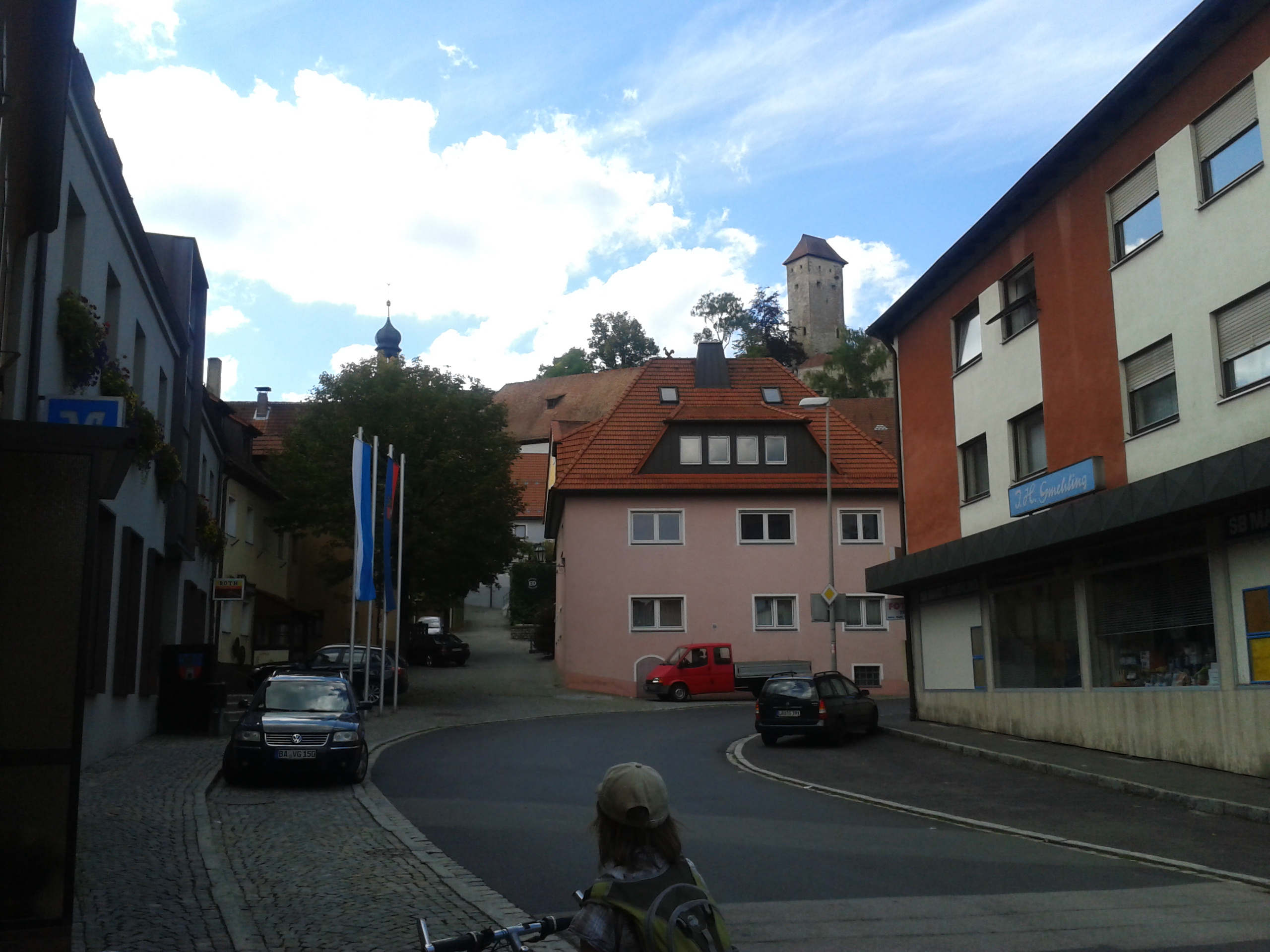 Blick vom Unteren Markt zur Kath. Kirche und Burg Veldenstein.
