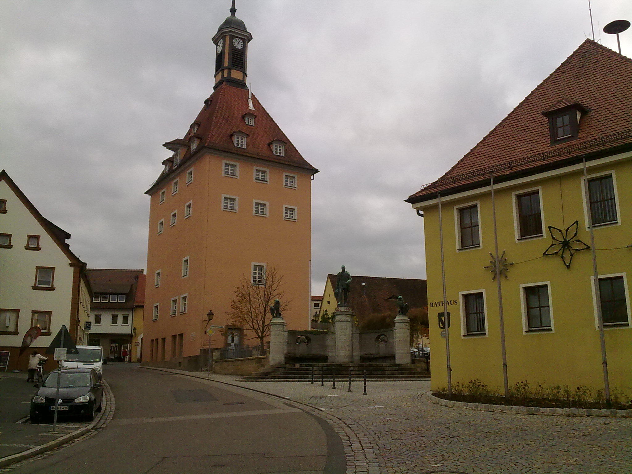 Rathaus Heilsbronn mit
Ehrenmal und Dickem Turm