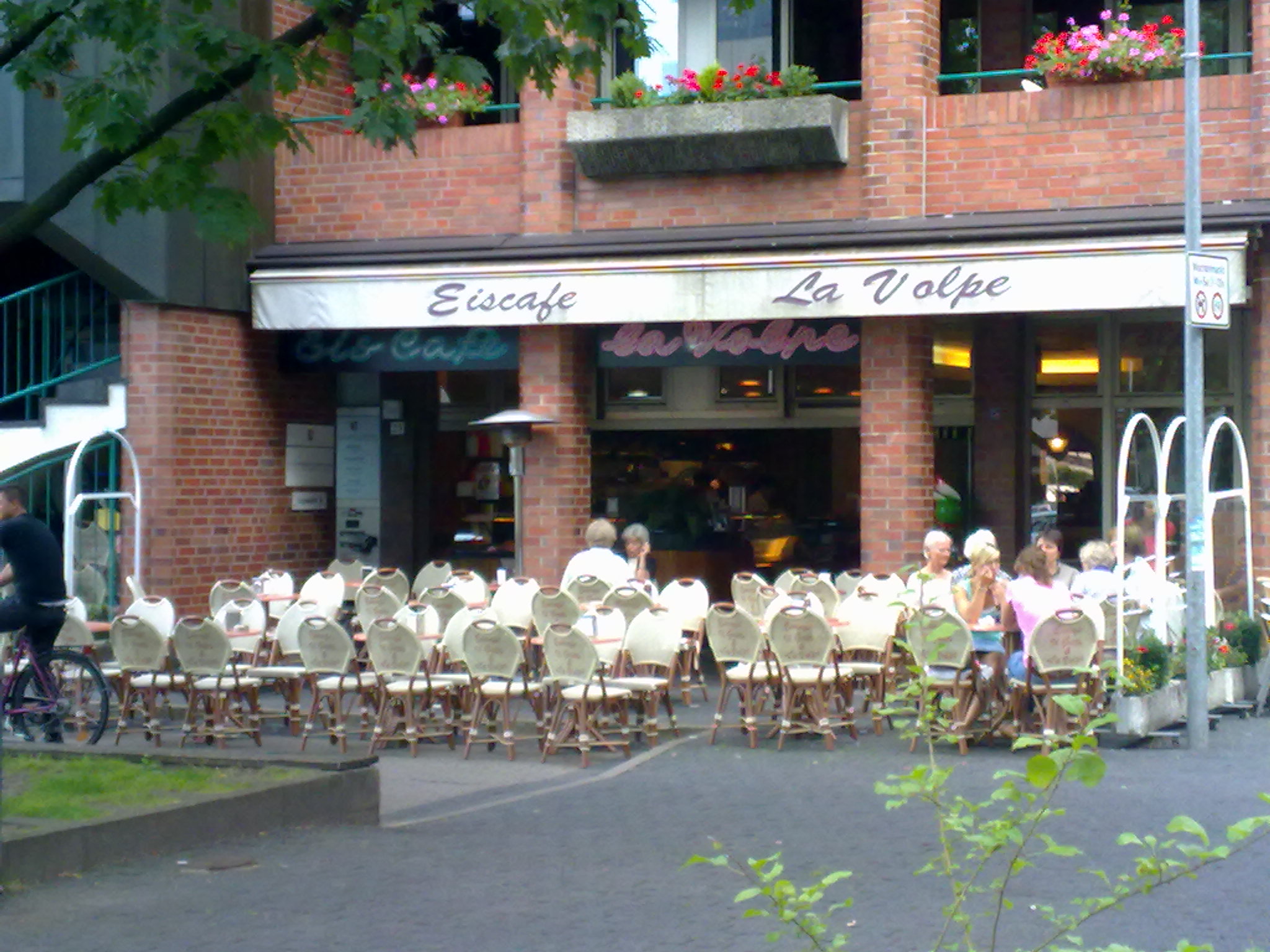 Bild 1 Eiscafé La Volpe in Ahrensburg