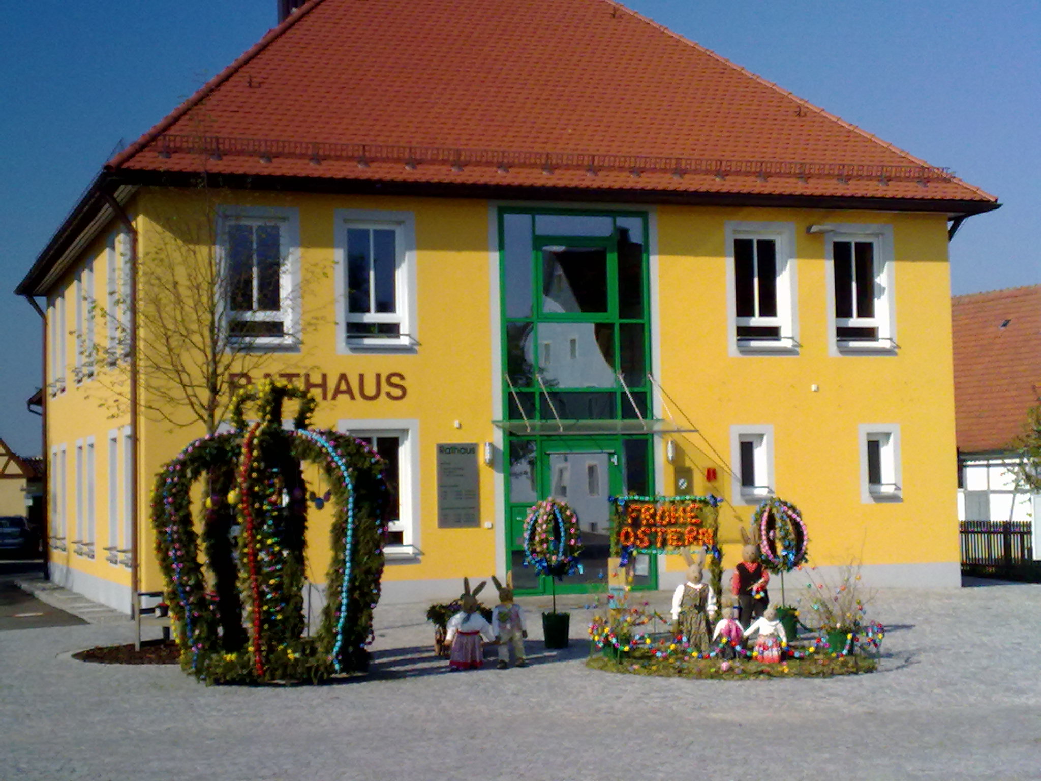Osterschmuck vorm neuen Colmberger Rathaus