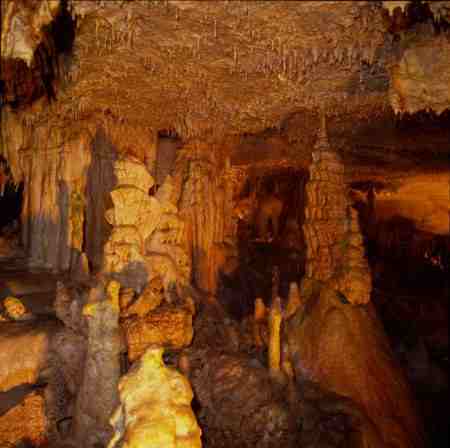 Bild 1 Tropfsteinhöhle in Velburg