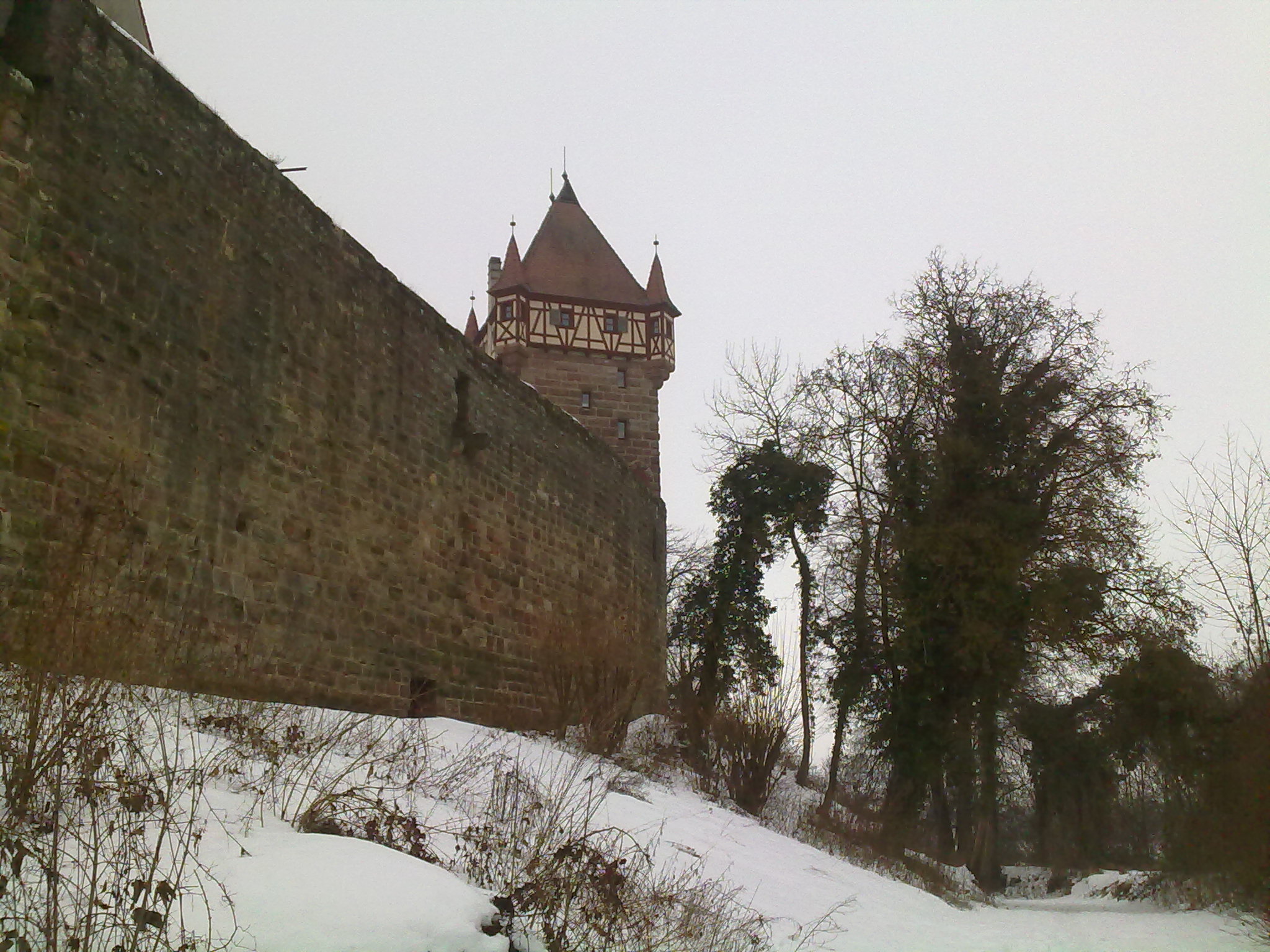 Burgmauer und Schottenturm