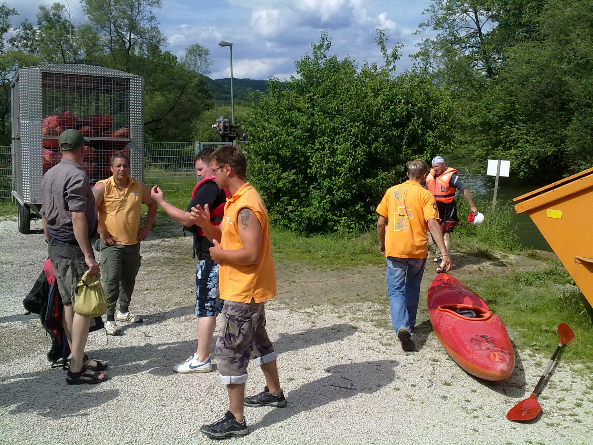 Viel zu tun f&uuml;r das Team von aktiv-reisen an der Kanuanlandung in Ebermannstadt