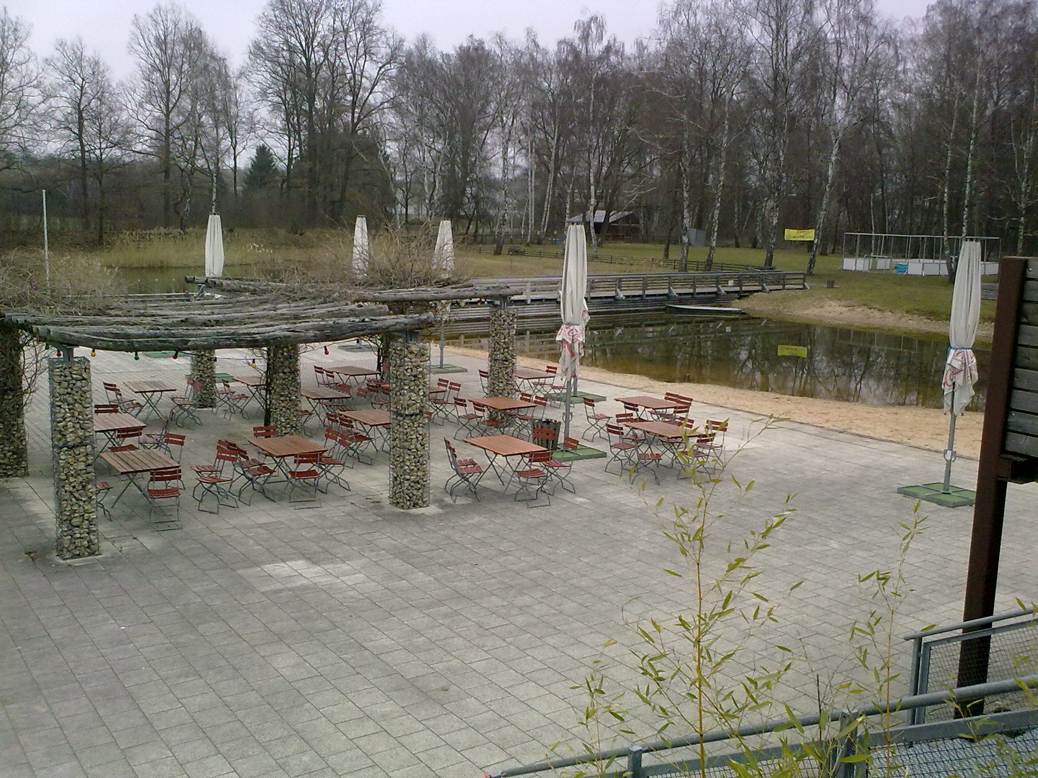 Aussenanlage - im Hintergrund die Badeweiher und der Streichelzoo