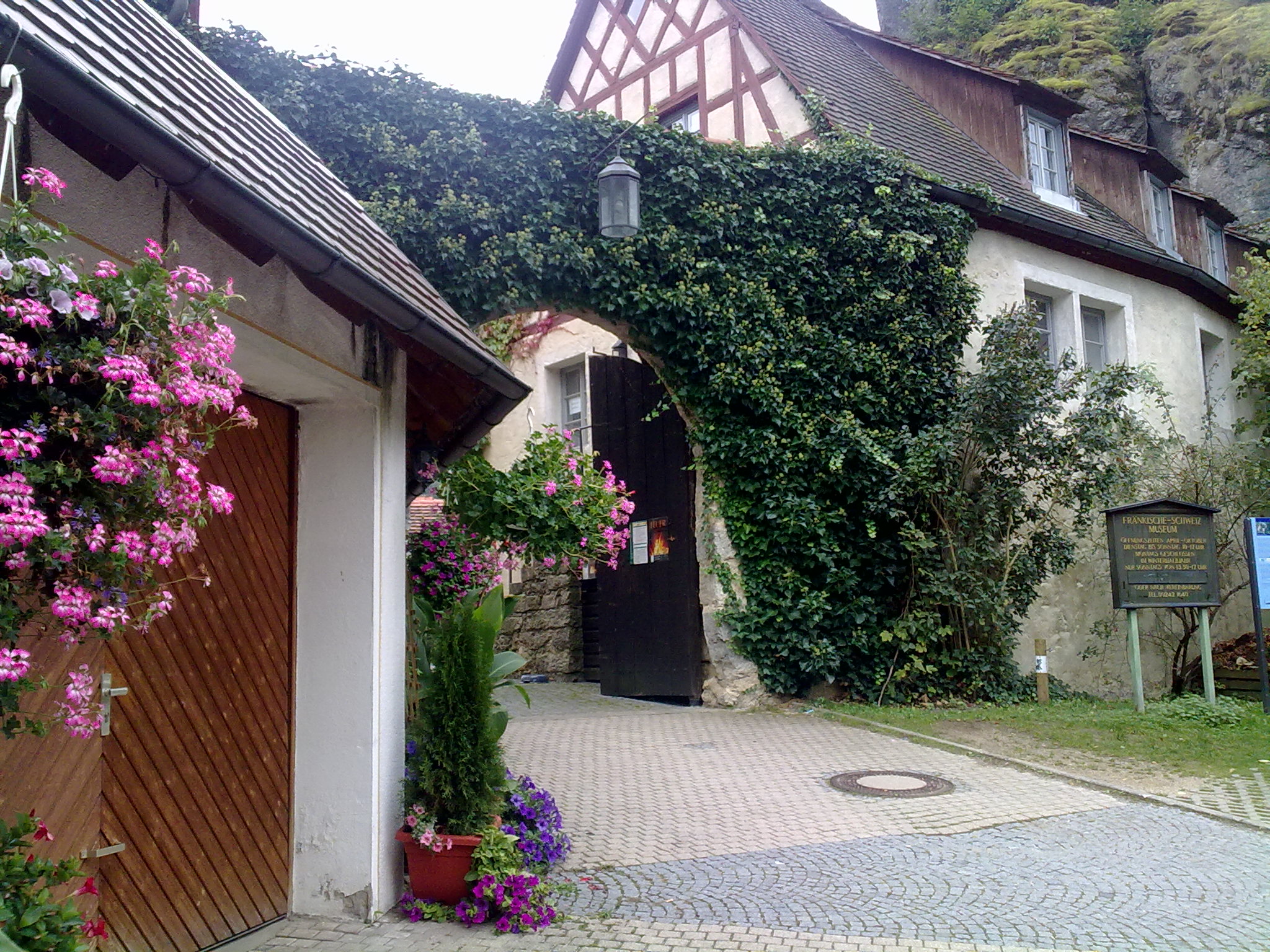 Eingang z. Fränkischen Schweiz Museum in Tüchersfeld