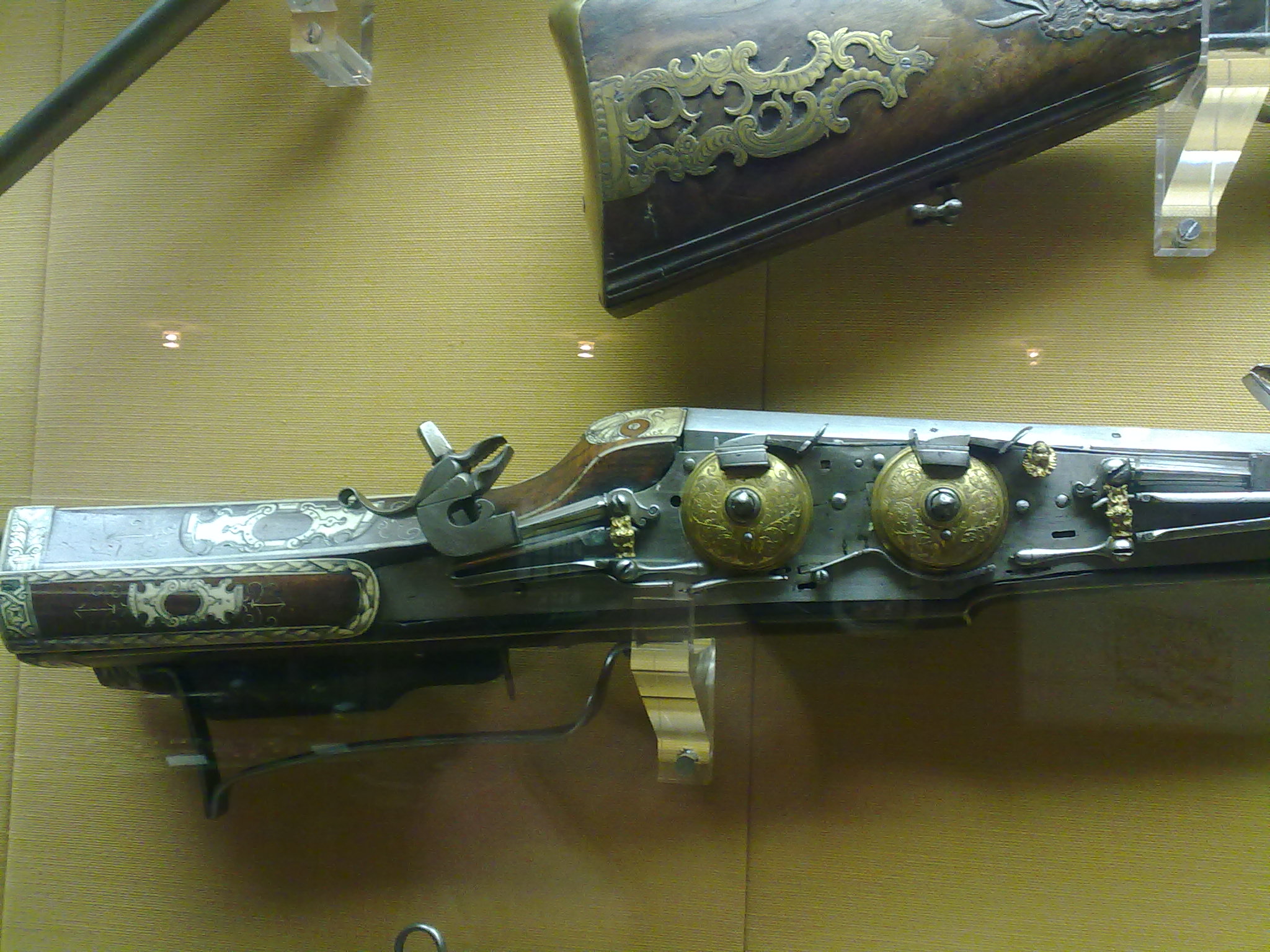 Viele schöne historische Waffen in der Rüstkammer