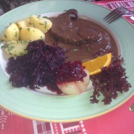 Hirschbraten Rotkohl Preisselbeeren 13,50 Euro ein Genuss