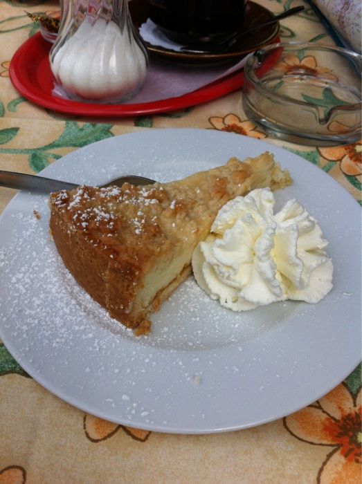 Apfelkuchen mit Sahne