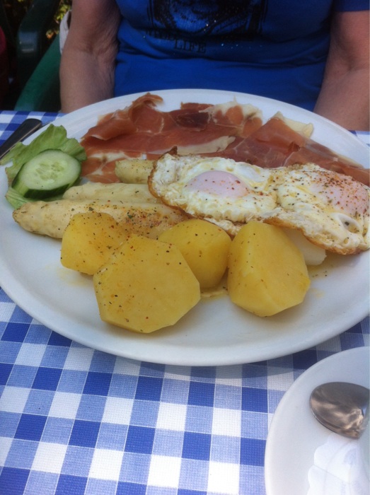 Spargel mit Ei Parmaschinken 13 Euro