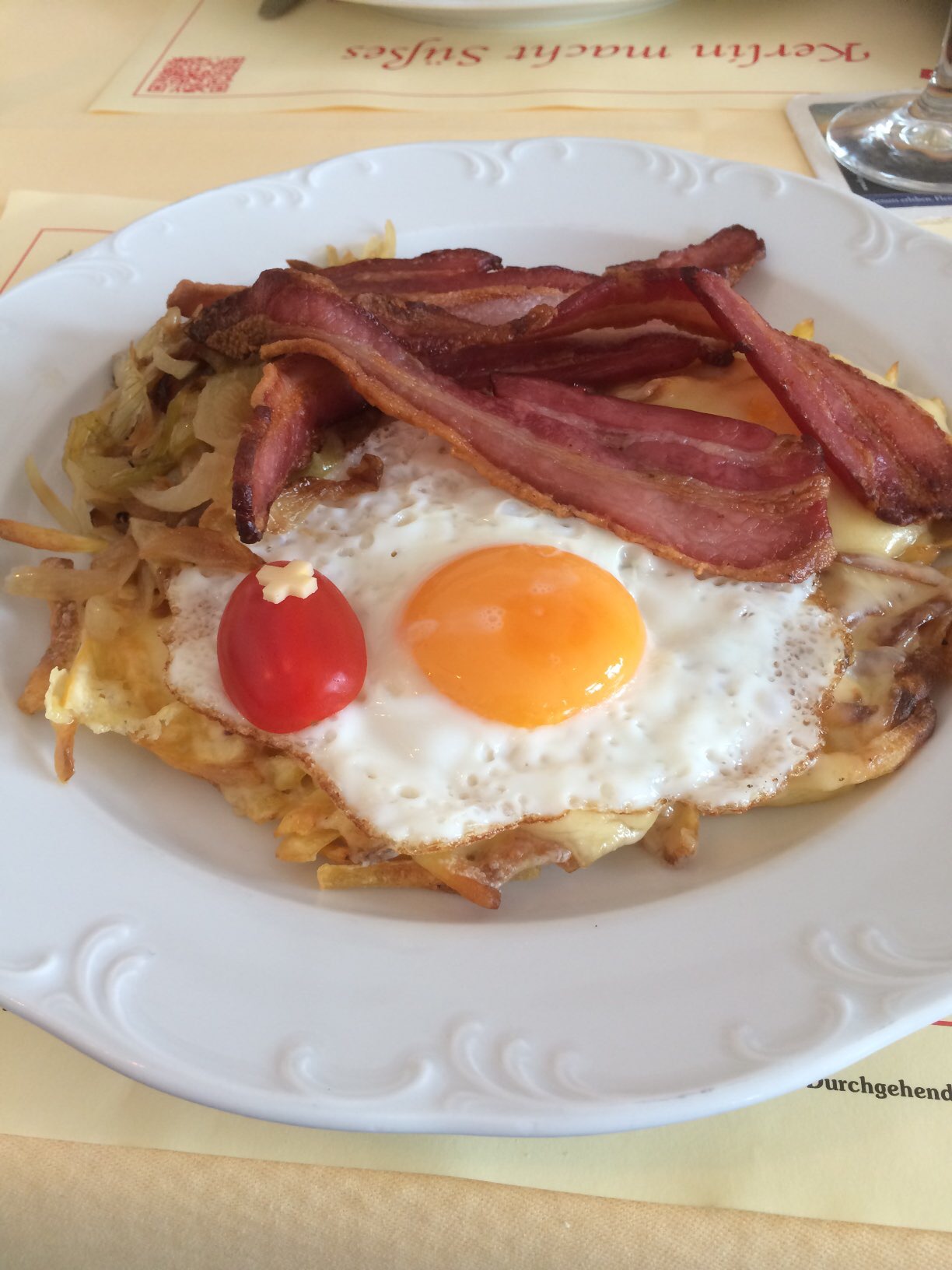 Rösti Speck Ei mit Käse überbacken