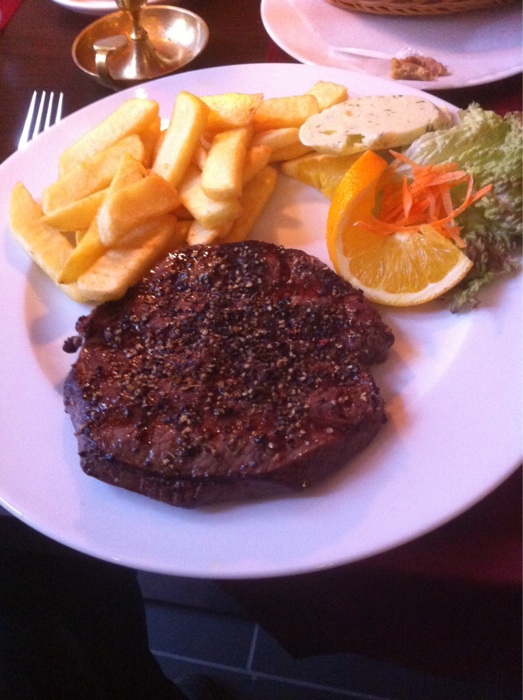 Pfeffersteak 300 Gramm Pommes Kräuterbutter 16 Euro