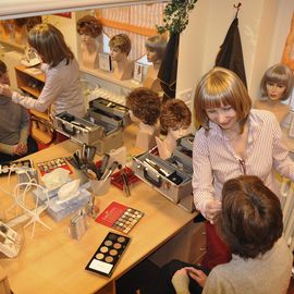 Diplom-Designerin (FH) Maskenbildnerin Annette Kuhn bei einer Make-up Gestaltung