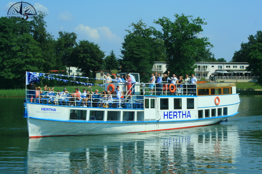 Der HERTHA-Fanliner. Fans des Berliner Fussballclubs nutzen die Gelegenheit auf ihrem Gründungsschiff eine Seerundfahrt zu machen. Ausserdem steht die HERTHA für Familienfeiern, Hochzeiten, Betriebsausflüge und besondere Events bereit.