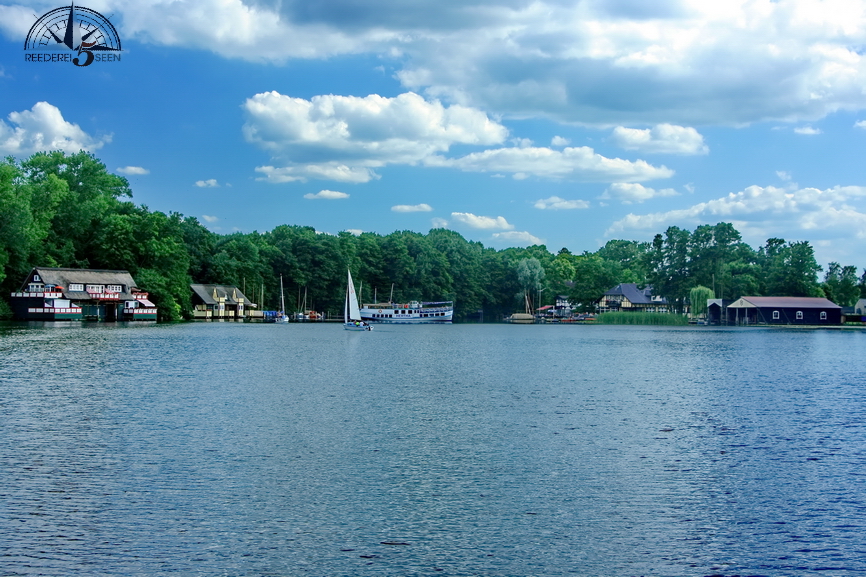 Idylle in Wusterhausen am Klempowsee mit den Bootshäusern (links) und der Gaststätte "Bootshaus", dem Hotel "See-Idylle" und ganz rechts dem Heeimathafen mit den Bootshallen der Fahrgastschifffahrt Wusterhausen