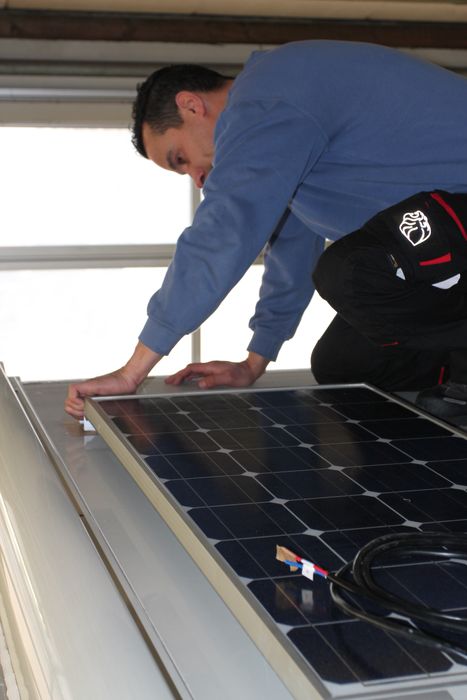 Aufsetzen eines Solarpanels beim Wohnmobil